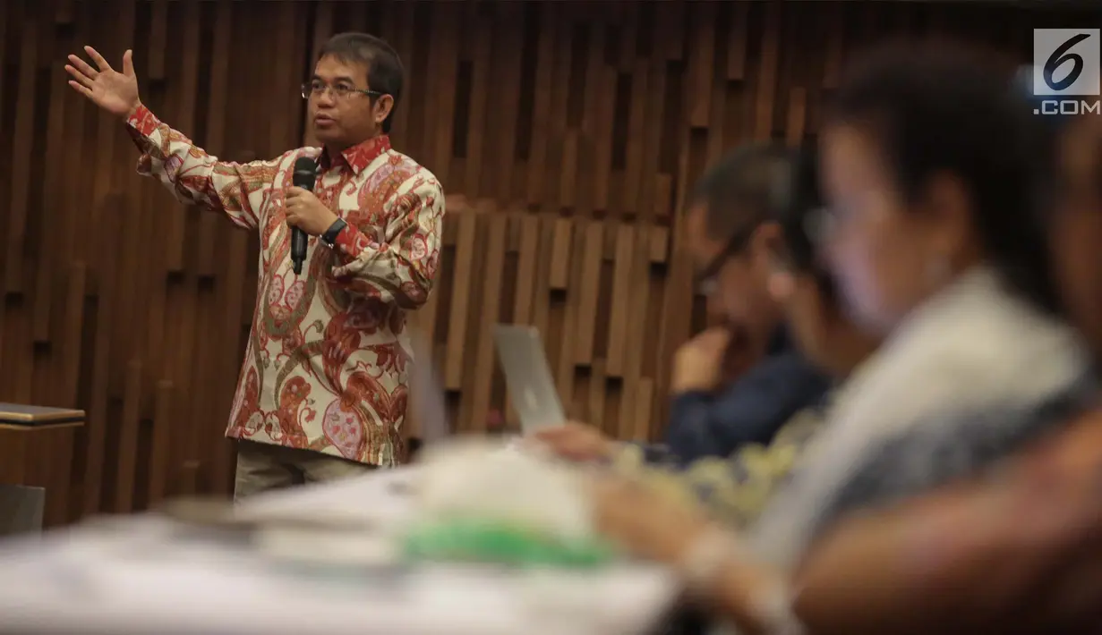 Kepala Unit Kerja Presiden untuk Pembinaan Ideologi Pancasila (UKP-PIP) Yudi Latief (kiri) memberi pemaparan dalam workshop ATVI 2018 di Gedung SCTV Tower, Jakarta, Selasa (16/1). (Liputan.com/Faizal Fanani)