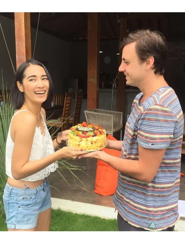 Momen Kemesraan Niken Anjani dan Pacar Bulenya yang Selalu Romantis Abis