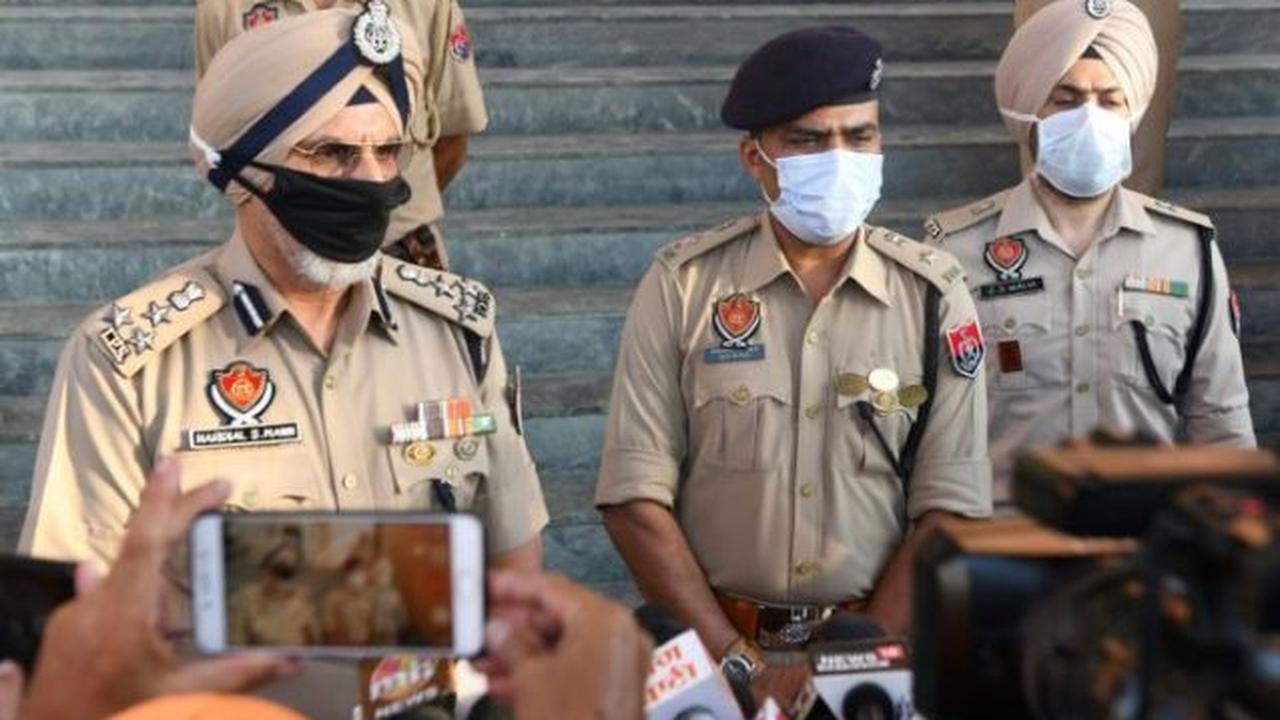 Polisi negara bagian Punjab saat berbicara kepada media di distrik Tarn Taran pada 1 Agustus 2020, setelah puluhan orang meninggal karena mengkonsumsi miras ilegal beracun (AFP Photo/NARINDER NANU)