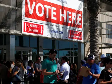 Orang berbaris untuk memberikan suara lebih awal di luar San Diego Pemilihan Office di San Diego, California, AS, Senin (7/11). (REUTERS / Mike Blake)