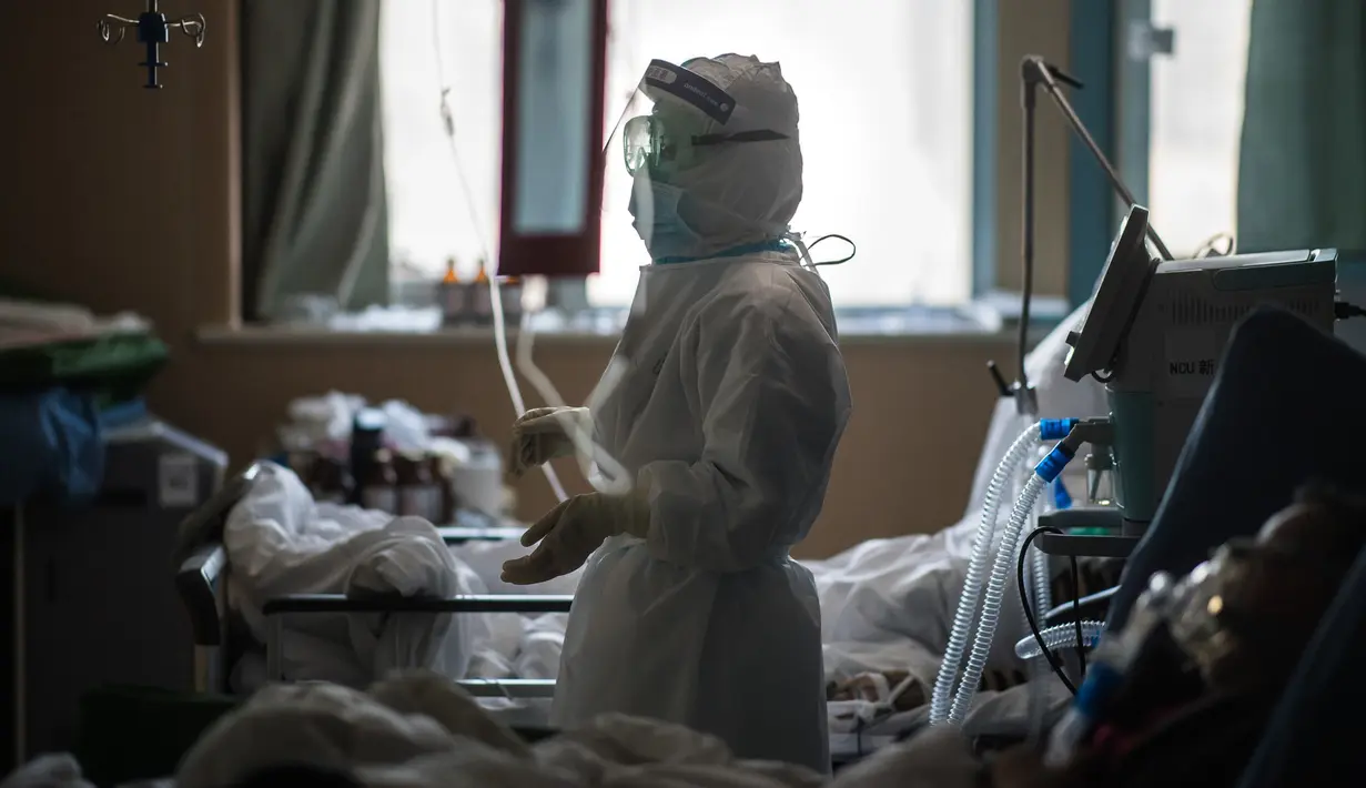 Han Yi, petugas medis dari Provinsi Jiangsu, bekerja di bangsal ICU Rumah Sakit Pertama Kota Wuhan di Wuhan, Provinsi Hubei, 22 Februari 2020. Para tenaga medis dari seluruh China telah mengerahkan upaya terbaik mereka untuk mengobati para pasien COVID-19 di rumah sakit tersebut. (Xinhua/Xiao Yijiu)