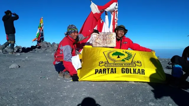 Relawan Golkar Jokowi (GoJo) melakukan pendakian ke puncak Gunung Semeru, Mahameru, Kabupaten Malang, Jawa Timur. (Istimewa)