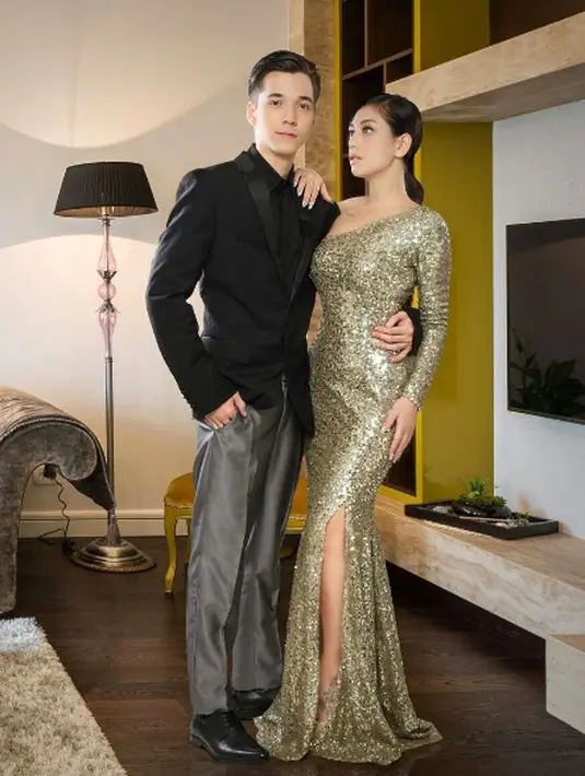 ""Keluarga" adalah seseorang yg selalu ada disamping anda dalam keadaan apapun. Selalu Mengerti Anda. it's the people who really loves you, Respect You, and who you can depend on. Dan Itulah Arti Sebuah Keluarga yang Sebenarnya," tutup Celine. 