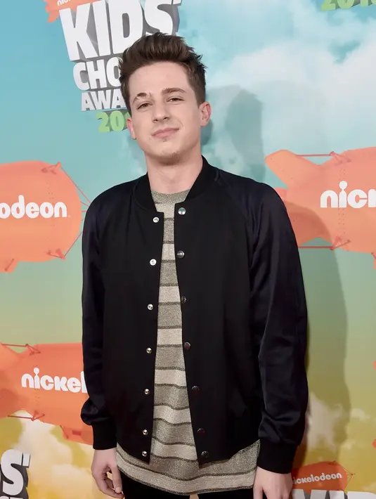 Pada tahun 2009 silam, Charlie mengunggah video hasil karya menyanyinya di youtube. Charlie membawakan lagu hasil ciptaanya dengan gitar akustik. (AFP/Bintang.com)