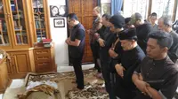 Wali Kota Bandung non aktif Ridwan Kamil menyalatkan jenazah salah satu pendiri komunitas Rumah Cemara. (Istimewa)