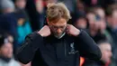 Pelatih Liverpool, Jurgen Klopp tertunduk lesu usai timnya bertanding melawan Bournemouth pada lanjutan Liga Inggris  di Stadion Vitality, Inggris (4/12). Sempat unggul 2-0 di babak pertama, Liverpool kalah 4-3 atas Bournemouth. (Reuters/Eddie Keogh)