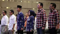 Ketiga pasangan Calon Gubernur dan Wakil Gubernur DKI Jakarta menyanyikan lagu Indonesia Raya saat Rapat Pleno Pengundian Nomor Urut pasangan Cagub dan Cawagub DKI Jakarta, Selasa, (25/10). (Liputan6/JohanTallo)