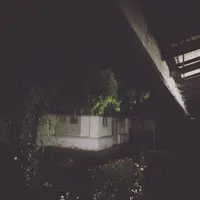 Ini merupakan foto sebuah RS di Jambi. Menurut Sara Wijayanto di sini para penunggunya banyak yang jahil. Dan ada sosok kuntilanak di foto ini. (foto: instagram.com/sarawijayanto)