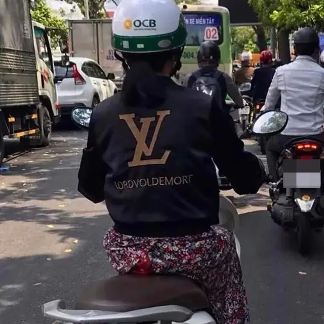 6 Plesetan Merek Jaket Nyeleneh Ini Bikin Senyum Tipis, Tetap Tampil Keren