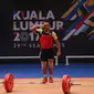 Lifter Indonesia Eko Yuli Irawan memberikan hormat usai berlaga dalam cabang angkat besi putra nomor 62 kg SEA Games 2017 Kuala Lumpur, Malaysia, Senin (28/8). Eko Yuli memperoleh medali perak dengan total angkatan 306 kg. (Liputan6.com/Faizal Fanani)