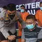 Korban rampok bersenjata api menceritakan apa yang dialaminya ke personel Polda Riau. (Liputan6.com/M Syukur)