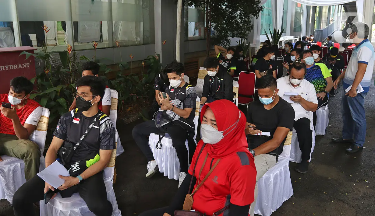 Suasana para Atlet Nasional menunggu untuk mengikuti vaksin di Rumah Sakit Olahraga Nasional, Jakarta, Jumat (12/3/2021). Kemenpora bersama Kemenkes melakukan vaksinasi COVID-19 dosis ke-2 kepada insan olah raga nasional dengan menyasar 820 orang secara bertahap. (Liputan6.com/Herman Zakharia)