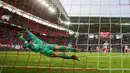 Proses gol penalti yang dicetak geladang RB Leipzig, Emil Forsberg, ke gawang Bayern Munchen pada laga Bundesliga 2019/20 di Leipzig, Sabtu (14/9). Kedua klub bermain imbang 1-1. (AFP/John Macdougall)
