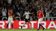 Penyerang Jerman, Mario Gomez (tengah) melakukan selebrasi usai mencetak gol ke gawang Norwegia pada grup C Kualifikasi Piala Dunia 2018 di Stuttgart, Jerman,(4/9). Jerman menang telak atas Norwegia 6-0. (AP Photo/Matthias Schrader)