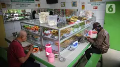 Warga makan di Warteg Bahari, Jakarta, Rabu (1/12/2021). Naiknya PPKM DKI menjadi level 2 mengubah banyak aturan di wilayah tersebut, salah satunya jam operasional warteg yang diizinkan hingga pukul 21.00 dengan kapasitas pengunjung 50 persen. (Liputan6.com/Faizal Fanani)