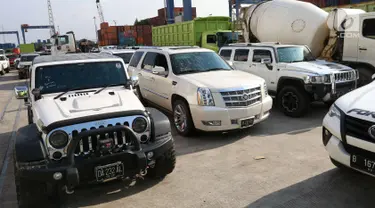 Mobil mewah sitaan KPK dari Bupati Hulu Sungai Tengah (HST) nonaktif Abdul Latif tiba di Pelabuhan Tanjung Priok, Jakarta, Senin (19/3). Kendaraan itu diduga hasil gratifikasi dan TPPU yang menjerat Abdul Latif. (Liputan6.com/Angga Yuniar)