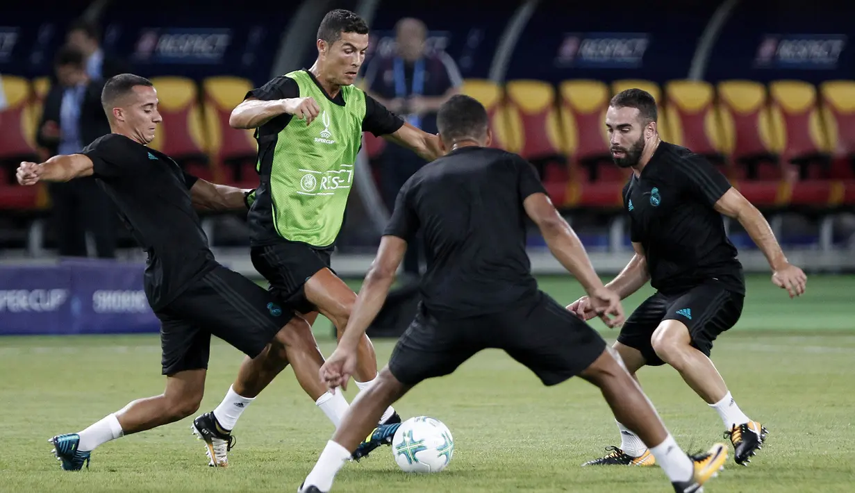 Bintang Real Madrid, Cristiano Ronaldo, menggiring bola saat latihan jelang laga Piala Super Eropa di Stadion National Arena Filip II, Skpje, Senin (7/8/2017). Real Madrid akan bertanding melawan Manchester United. (AP/Boris Grdanoski)