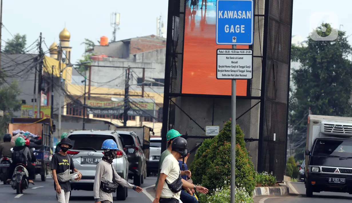 Suasana lalu lintas saat pemberlakuan ganjil genap di kawasan Fatmawati, Jakarta, Senin (25/10/2021). Pemberlakuan ganjil genap di DKI Jakarta diperluas menjadi 13 titik. (Liputan6.com/Herman Zakharia)