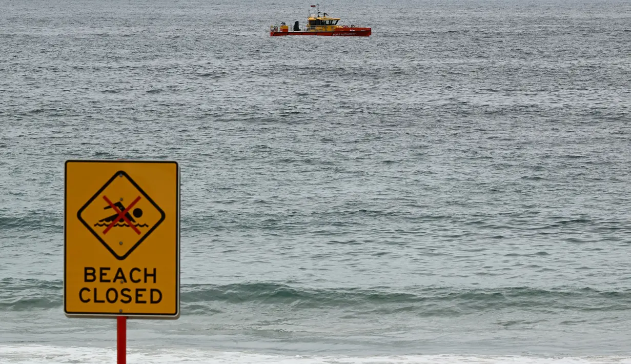 Pemerintah setempat menyebut “Puing-puing misterius, hitam, berbentuk bola” mulai muncul di Pantai Coogee pada 15 Oktober pada sore hari. (Saeed KHAN/AFP)