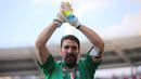 Gianluigi Buffon mencetak rekor dengan menjaga gawangnya tidak kebobolan selama 930 menit saat timnya melawan Torino pada laga liga Italia Serie A di  di Stadion Olimpico, Turin, Senin (21/3/2016) dini hari WIB. (AFP/Marco Bertorello)