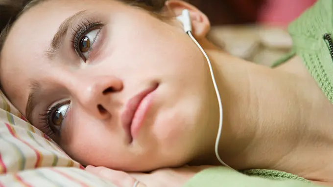 [Bintang] 4 Zodiak yang Kalau Galau dengerin Lagu Mellow Terus