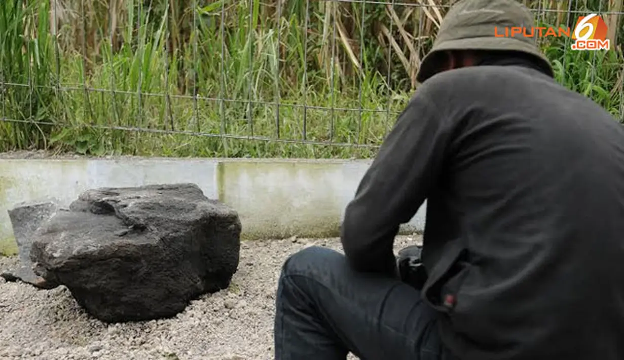 Sebuah batu dengan diameter yang cukup besar jatuh tepat didepan pos pematauan Gunung Kelud (Liputan6.com/Helmi Fithriansyah).