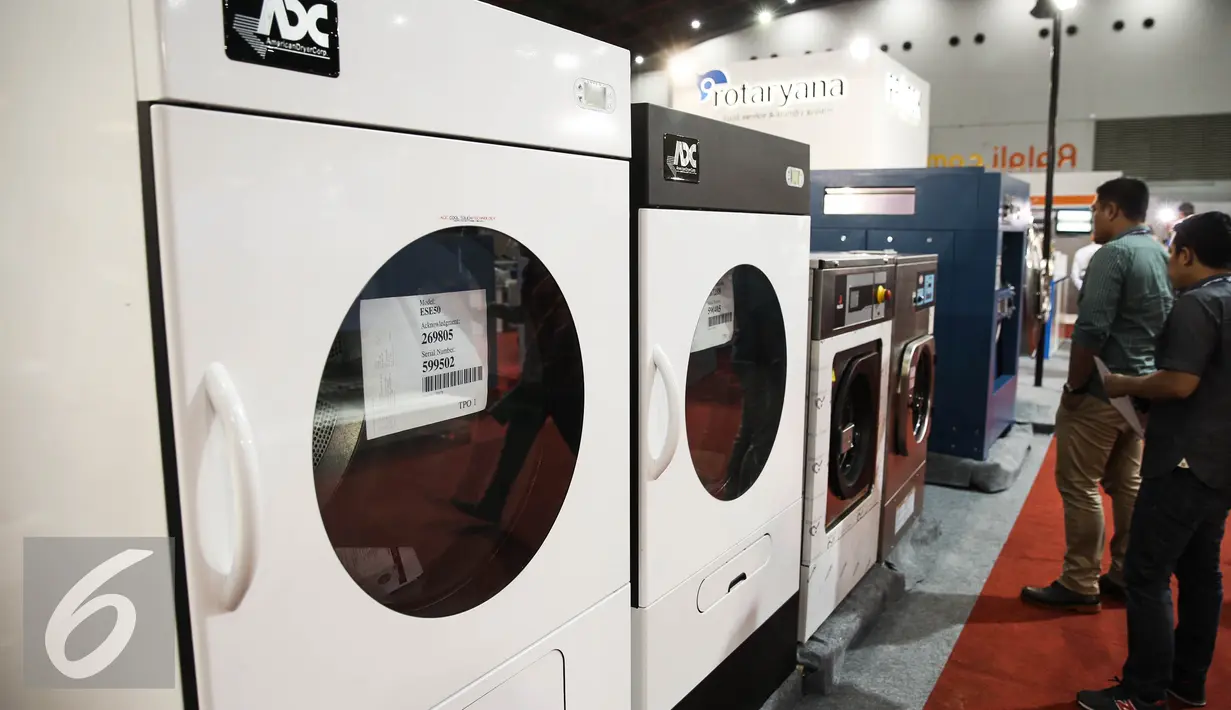 Pengunjung melihat mesin Laundry saat pameran di Expo Clean & Expo Laundry di Jakarta, Kamis (6/4). Pameran tersebut diselenggarakan pada 7-9 April 2016 dan menampilkan 300 exhibitor dari dunia kebersihan dan laundry. (Liputan6.com/Faizal Fanani)