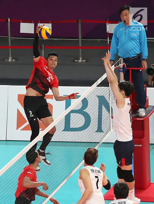 Pebola voli putra Indonesia Ardian melepaskan smash pada pertandingan babak perempat final bola voli putra Asian Games 2018, melawan Korea Selatan, di Volley Indoor Jakarta, Selasa (28/8). (Liputan6.com/Fery Pradolo)