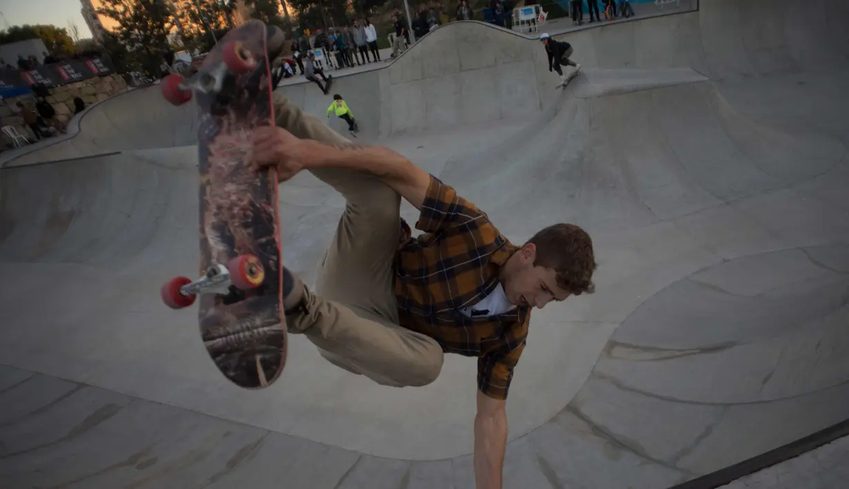 Pemain skateboard Spanyol Jaime Mateu berkompetisi selama Kejuaraan Skateboard Malaga Natural Bowl Riders II di Malaga, Spanyol (17/12).  (AFP Photo/Jorge Guerrero)