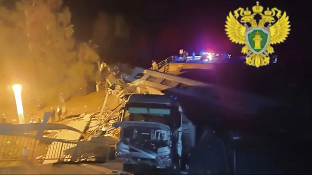 Petugas di jembatan runtuh di wilayah Bryansk Rusia, yang berbatasan dengan Ukraina. Gambar dipublikasikan pada 1 Juni 2025. (Russian Ministry Emergency Service Press Telegram via AP)