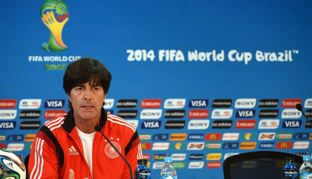 Pelatih Jerman Joachim Loew memastikan Philipp Lahm akan tetap bermain sebagai gelandang bertahan. Foto diambil pada 29 Juni 2014, Beira-Rio Stadium, Porto Alegre (AFP Photo/PATRIK STOLLARZ)