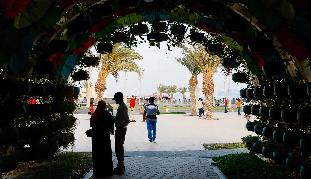 Di Corniche, terlihat terowongan yang dihiasi banyak Tanaman hias diletakan di dalam pot yang berjejer rapi. (AFP/Karim Jaafar)