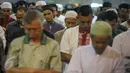 Suasana Salat Tarawih pertama di Masjid Istiqlal, Jakarta, Rabu (17/6/2015). Ribuan jamaah memadati Masjid Istiqlal di malam pertama Ramadan. (Liputan6.com/Faizal Fanani)