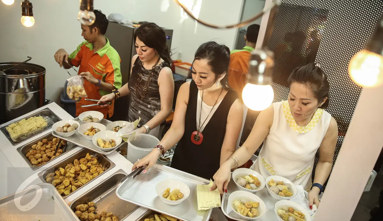 Warung Bakso Djingkrak Sunter di Jalan Danau Sunter Utara, Jakarta, ini sempat menjadi buah perbincangan di media sosial, Kamis (28/4). Bagaimana tidak, empat wanita pemiliknya ikut melayani para konsumen dengan pakaian seksi. (Liputan6.com/Faizal Fanani)