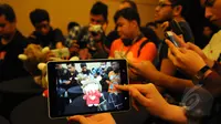 Sejumlah pengunjung mencoba Redmi 2 saat peluncuran Redmi 2 di The Club XXI, Djakarta Theatre, Jakarta, Rabu (1/4/2015). (Liputan6.com/Herman Zakharia)