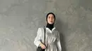 Coba tiru gaya fashion blogger Inasrana satu ini. Padukan tunik kombinasi warna abu-abu dan putih dengan rok plisket warna hitam. Pilihan sepatu boot bikin tampilan terlihat lebih modis (Instagram/inasrana).