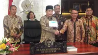 Ketua DPR Ade Komaruddin menyampaikan SPT Tahunan Pajak (Liputan6.com/ Devira Prastiwi) 