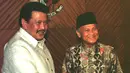 Presiden BJ Habibie (kanan) menyambut Presiden Filipina Joseph Estrada di Pulau Batam, 13 Oktober 1998. (Roslan Rahman/AFP)