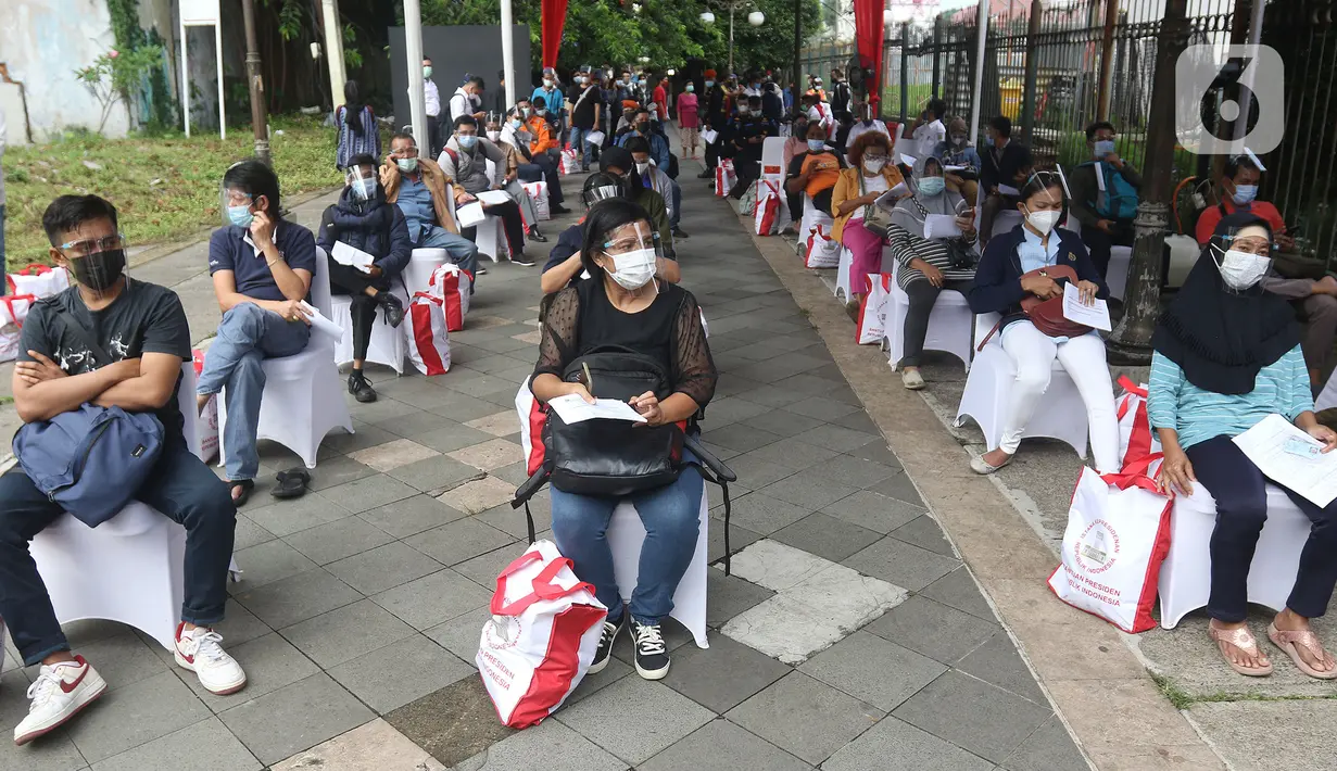 Sejumlah penerima vaksin COVID-19 antre untuk mendapatkan vaksinasi di Stasiun Bogor, Jawa Barat, Kamis (17/6/2021). Pelaksanaan vaksinasi massal di Stasiun Bogor itu menyasar petugas stasiun, pekerja di stasiun dan penumpang kereta. (Liputan6.com/Herman Zakharia)