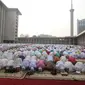 Jamaah melaksanakan Shalat Istisqo di Halaman Masjid Istiqlal, Jakarta, Minggu (1/11/2015). Wapres bersama dengan masyarakat dan menteri melakukan shalat tersebut untuk meminta hujan agar Indonesia tidak didera musim kemarau. (Liputan6.com/Angga Yuniar) 