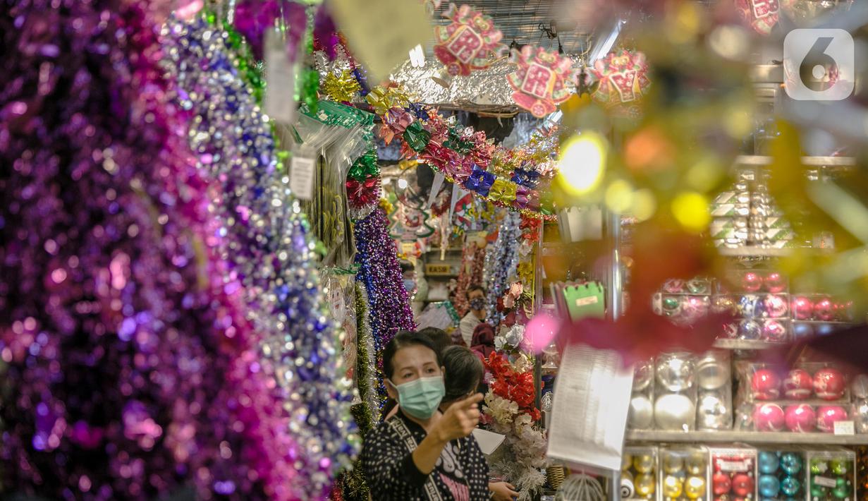 Sejumlah calon pembeli memilih pernak-pernik Natal di Pasar Asemka, Jakarta, Kamis (10/12/2020). Menurut seorang penjual, omset penjualan pernak-pernik bertema Natal turun drastis sekitar 50% dari biasanya karena pandemi Covid-19. (Liputan6.com/Faizal Fanani)