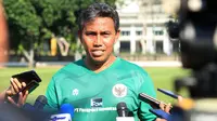 Pelatih Timnas Indonesia U-17, Bima Sakti memberikan keterangan kepada wartawan setelah sesi latihan di Lapangan A Senayan, Jakarta, Kamis (20/7/2023). Sebanyak 34 pemain mengikuti seleksi skuad Piala Dunia U-17 2023 di Indonesia. (Bola.com/M Iqbal Ichsan)