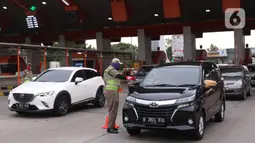 Petugas Satpol-PP saat melakukan pengecekan SIKM  terhadap kendaran yang akan memasuki  Jakarta di gerbang tol Cikupa, Rabu (27/5/2020). Masyarakat wajib menunjukan SIKM bila ingin kembali atau memasuki Jakarta, Hal tersebut bertujuan untuk menekan penyebaran Covid-19. (Liputan6.com/Angga Yuniar)