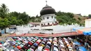 Suasana Salat Jumat warga Pidie di halaman Masjid Jami Quba, Aceh, Jumat (9/12). Gempa berkekuatan 6,5 SR telah merobohkan ratusan bangunan termasuk Masjid Jami Quba. (Liputan6.com/Angga Yuniar)