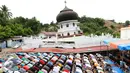Suasana Salat Jumat warga Pidie di halaman Masjid Jami Quba, Aceh, Jumat (9/12). Gempa berkekuatan 6,5 SR telah merobohkan ratusan bangunan termasuk Masjid Jami Quba. (Liputan6.com/Angga Yuniar)