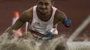 Atlet lompat jauh Indonesia, Settiyo Budi Hartanto, melakukan lompatan saat tampil pada cabang atletik nomor lompat jauh  T 45/46/47 Asian Para Games di SUGBK, Jakarta, Senin (8/10/2018). (Bola.com/Vitalis Yogi Trisna)