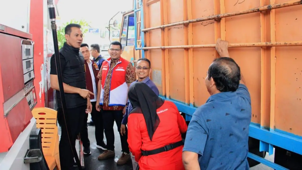 Personel Direktorat Reserse Kriminal Khusus Polda Riau mengecek SPBU yang terjadi kelangkaan solar.