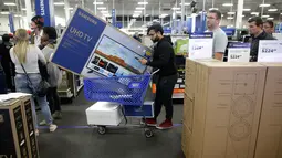 Seorang pria membeli televisi selama perayaan Black Friday di toko Best Buy di Overland Park, Kansas, AS (22/11). Di hari Black Friday, banyak diskon yang ditawarkan berbagai toko, baik online maupun offline. (AP Photo/Charlie Riedel)