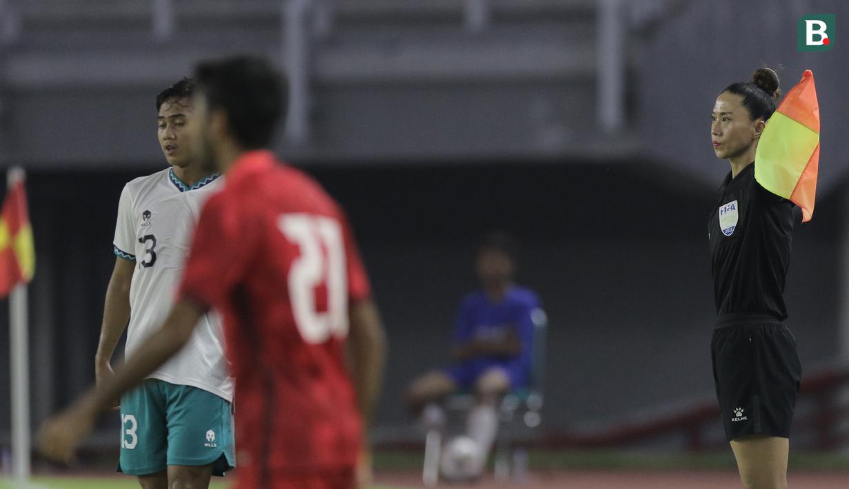 Kim yang pernah terlibat di Piala Dunia Wanita 2019 terlihat tegas dalam mengemban tugasnya selama Kualifikasi Piala Asia U-20 2023. (Bola.com/Ikhwan Yanuar)