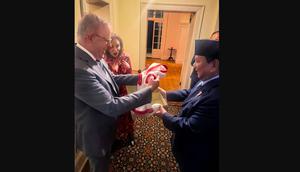 Hadiah dari&nbsp;Presiden Prabowo Subianto untuk Toto, anjing kesayangan Perdana Menteri (PM) Australia Anthony Albanese. (Instagram @sekretariat.kabinet)